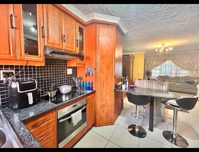 4 BEDROOM HOUSE FOR SALE IN BLUE HILLS